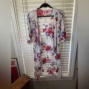 Accepting offers- LuLaRoe White Floral Kimono Cardigan with Pink & Red Roses